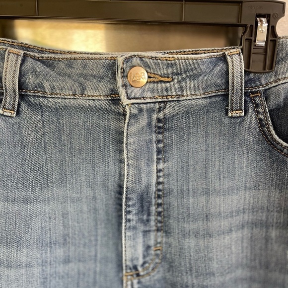 Lee Blue jeans Women size 18L great five pocket pair of jeans worn in perfectly - Picture 3 of 11